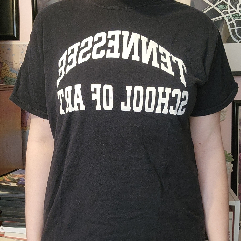 Gildan University of Tennessee School of Art black tee - Picture 2 of 6